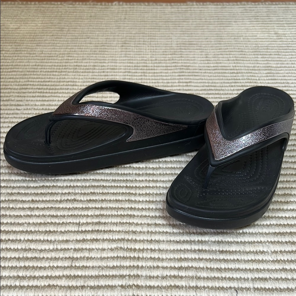 Crocs womens 7 flip flops worn once
